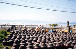 黒酢「福山ふくず」のカメ壺醸造の風景